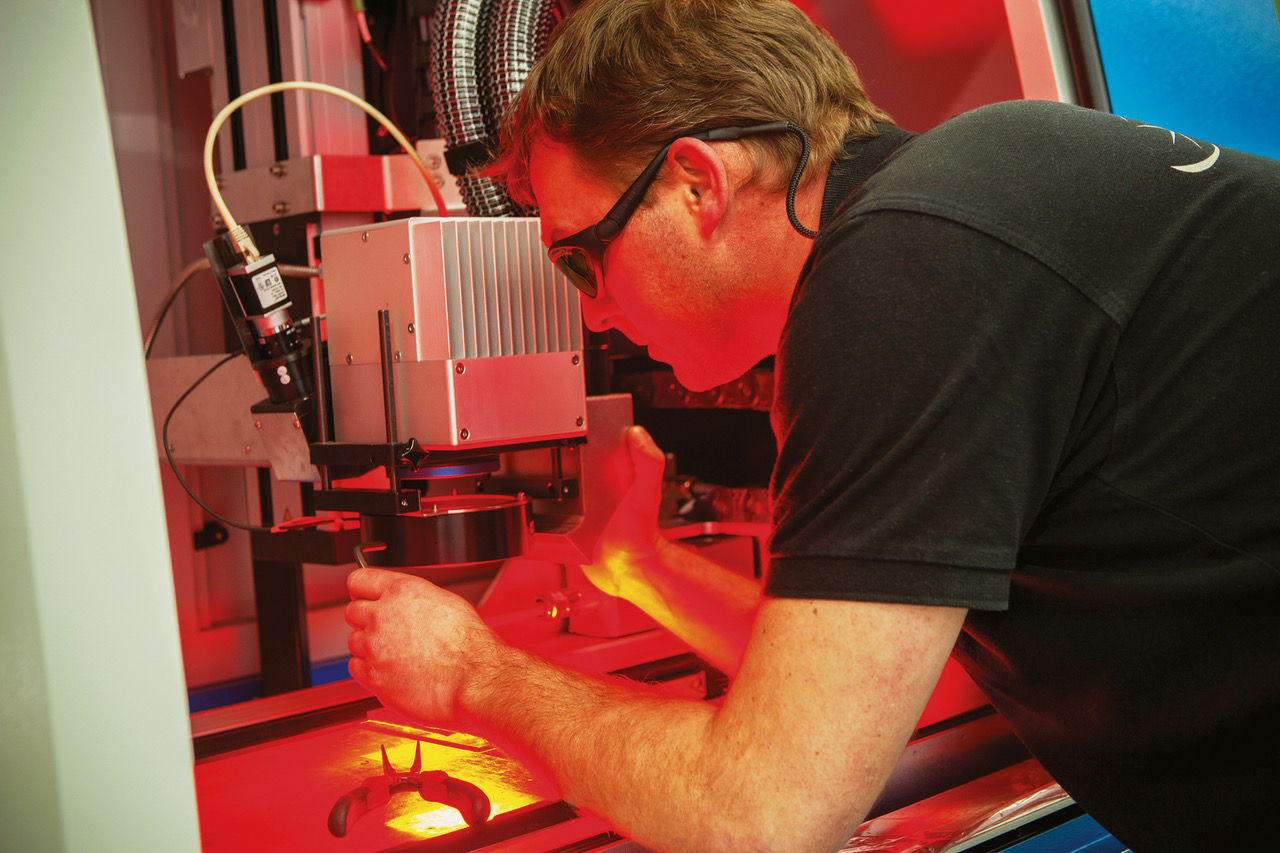 Technicien essai chez Laser Cheval, Charly Audemard réalise des tests de microsoudures dans son laboratoire sur des matériaux différents